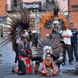Нарядные индейцы вокруг главной площади Мехико — Сокало…