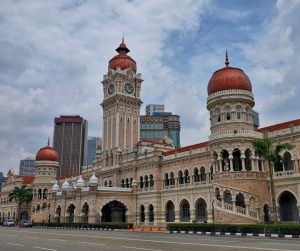 Куала-Лумпур, как, собственно, и вся Малайзия, оказался местом многонациональным и многорелигиозным…